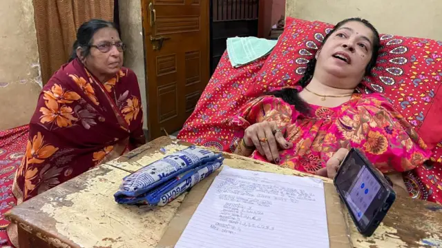 प्राजक्ता त्यांच्या आई विजया ऋषीपाठक यांच्यासोबत.