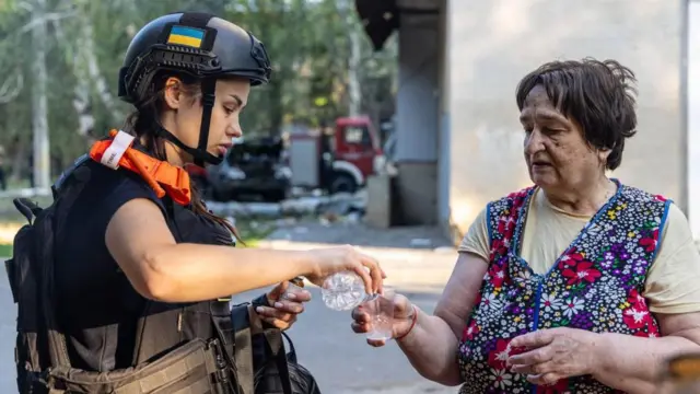 Рятувальниця допомагає постраждалій