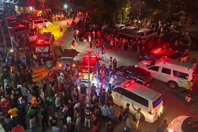 evakuasi korban kecelakaan kereta rel listrik (KRL) Commuter Line dengan KA Argo Bromo Anggrek di Stasiun Bekasi Timur, Bekasi, Jawa Barat, Senin (27/04).