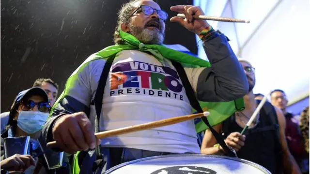 Un simpatizante de Petro con un tambor.