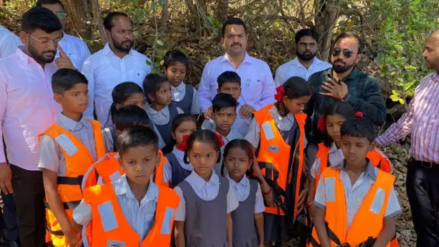 शहापूर तालुक्यातील तानसा धरणाच्या पाणलोट क्षेत्रातून शाळेसाठी प्रवास करणारे विद्यार्थी