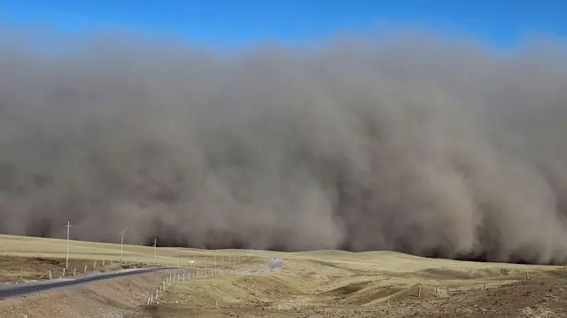 د چین په یوې دښتې کې د دوړو توپان.