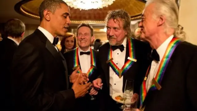 Барак Обама, Джон Пол Джонс, Роберт Плант і Джиммі Пейдж на церемонії в Кенеді-центрі в Нью-Йорку.