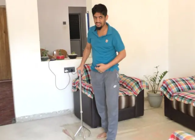 පැය 24 පුරා පොලිස් ආරක්ෂාව මැද ජීවත් වන තමන්ට දැන් අවසර ඇත්තේ සිකුරාදා පල්ලියට සහ රෝහලට යෑමට පමණක් බව තස්ලීම් කියා සිටියේය.