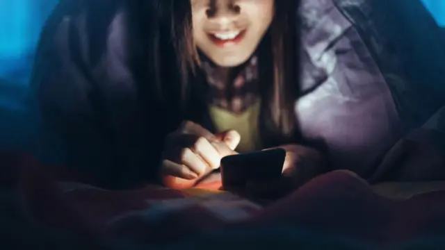 Социальные сети дают подписчикам возможность круглосуточно поддерживать близкий контакт с понравившимися им девушками