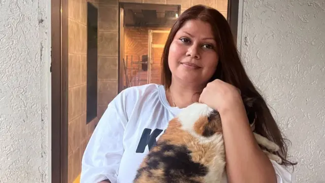 고양이를 안고 있는 푸르니마