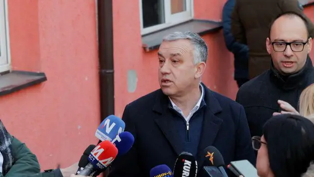 Zlatan Elek u kaputu na konferenciji za medije