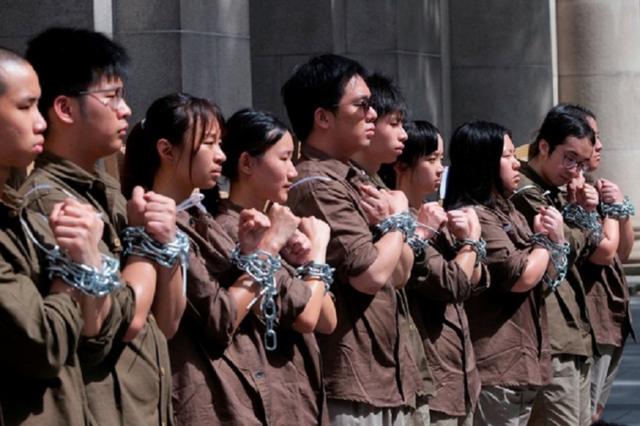 Sinh viên Hong Kong đi biểu tình với vòng dây xích trên tay