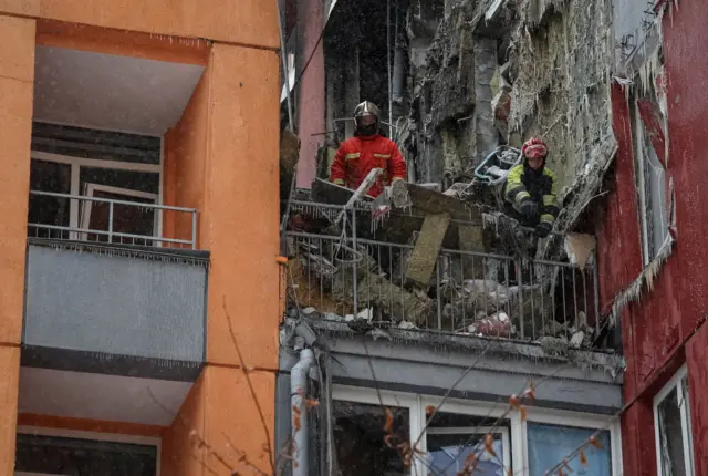 Рятувальники на зруйнованому поверсі будинку