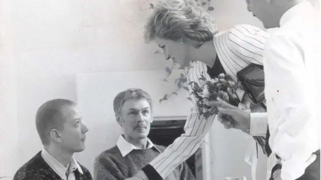 Lady Diana bertemu pasien AIDS untuk menunjukkan bersalaman tidak berisiko.