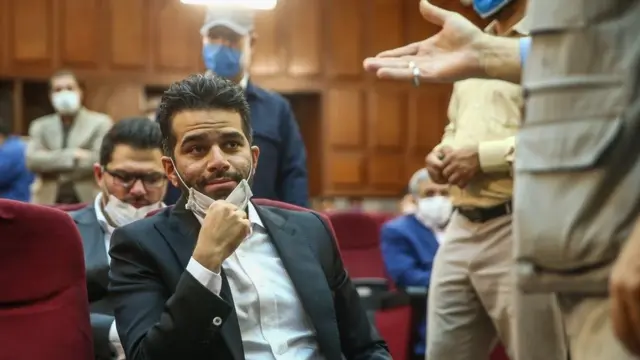 دادستانی می‌گوید ٤٠٠ سکه‌ کشف شده از خانه مدیران بانک مرکزی بسته‌بندی صرافی پسرعموی امید اسدبیگی، مدیرعامل کارخانه نیشکر هفت تپه است