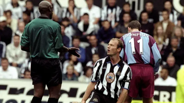 Rennie yarahaye ikarata itukura Alan Shearer, ico gihe yari kizigenza w’Ubwongereza na Newcastle, ku mukino wiwe wagira 100 mu murwi wa Newcastle