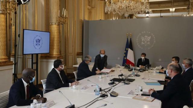 ممثلون عن الاتحادات الإٍسلامية الفرنسية خلال لقاء في الإليزيه للإعلان عن "شرعة مبادئ للإسلام" في البلاد، في يناير/ كانون الثاني 2021
