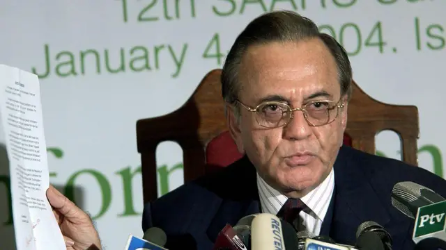 ভারত-পাকিস্তানের যৌথ বিবৃতি সংবাদমাধ্যমের সামনে তুলে ধরছেন পাকিস্তানের বিদেশ মন্ত্রী খুরশিদ মাহমুদ কাসুরি - ফাইল ছবি