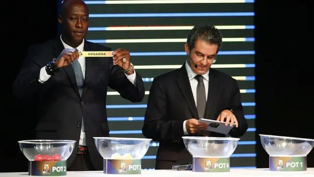 L'ancien international sénégalais Khalilou Fadiga tient l'Ouganda lors des tirages au sort.