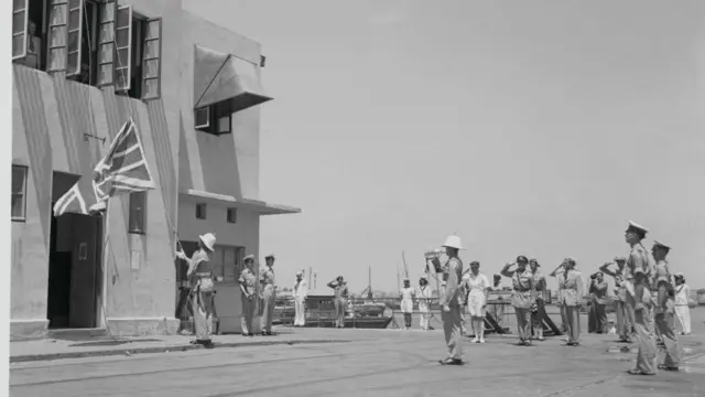 Британ аскерлери 1948-жылы Палестинада британ бийлигинин аяктаганын белгилөө үчүн өлкөнүн желегин түшүрүүдө