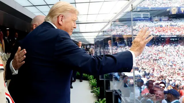 ABD Başkanı Donald Trump, New York New Jersey Stadyumu'nda İspanya ve Arjantin arasında oynanan 2026 FIFA Dünya Kupası final maçından önce sahayı izliyor.
