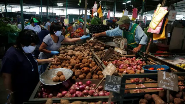 Mulheres comprandojogar caça niquel money grátisum mercado