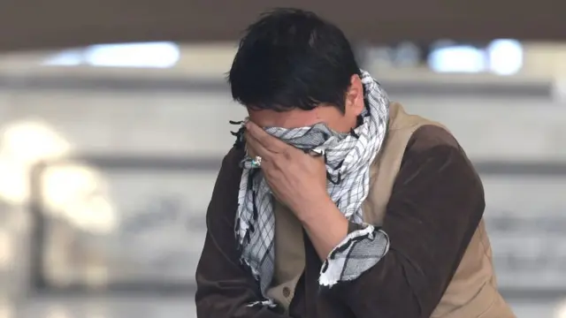 ઇમામ ઝમાન મસ્જિદમાં વિલાપ કરી રહેલા વ્યક્તિની તસવીર