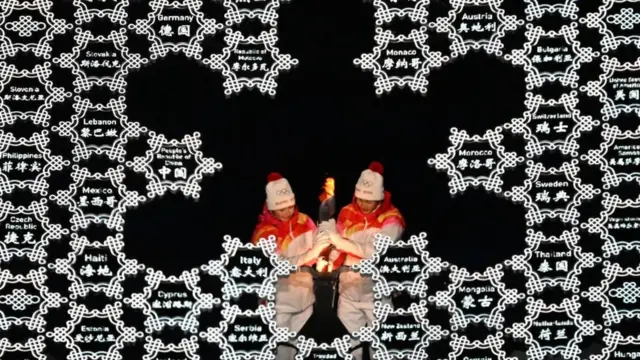 Los atletas chinos Dinigeer Yilamujian y Zhao Jiawen fueron los encargados de llevar la antorcha olímpica y encender el pebetero.