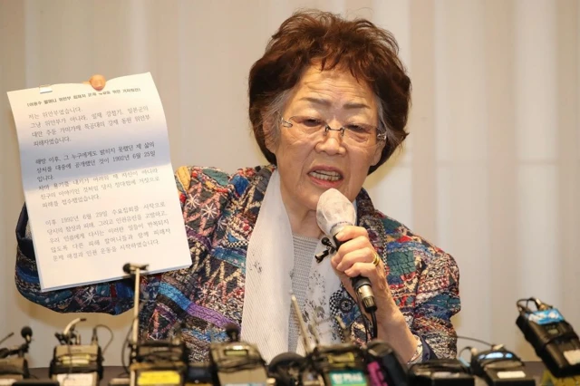 이용수 할머니가 25일 오후 대구 수성구 만촌동 인터불고 호텔에서 기자회견을 하고 있다