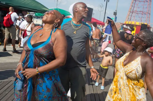Personas intentando refrescarse ante las altas temperaturas
