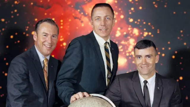 جيم لوفيل واثنين من أصدقائه من رواد الفضاء