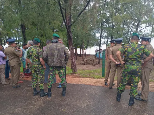 විහාරස්ථානය ඉදිරිපිට මාර්ගයේ සිටින පොලිස් හා STF නිලධාරීන්ගේ ඡායාරූපයකි