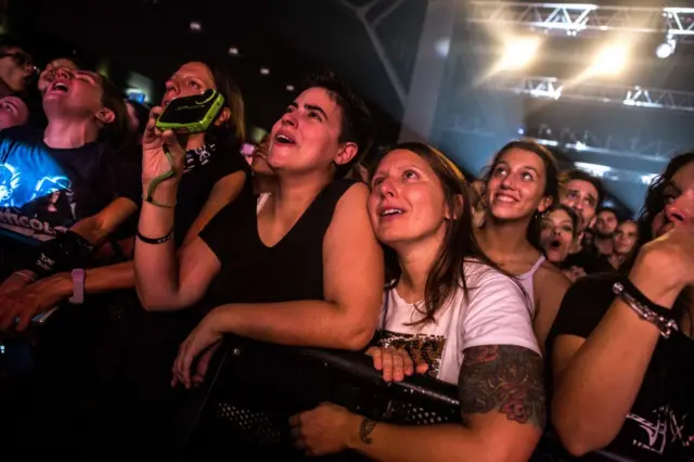 gece kulübünde gençler 