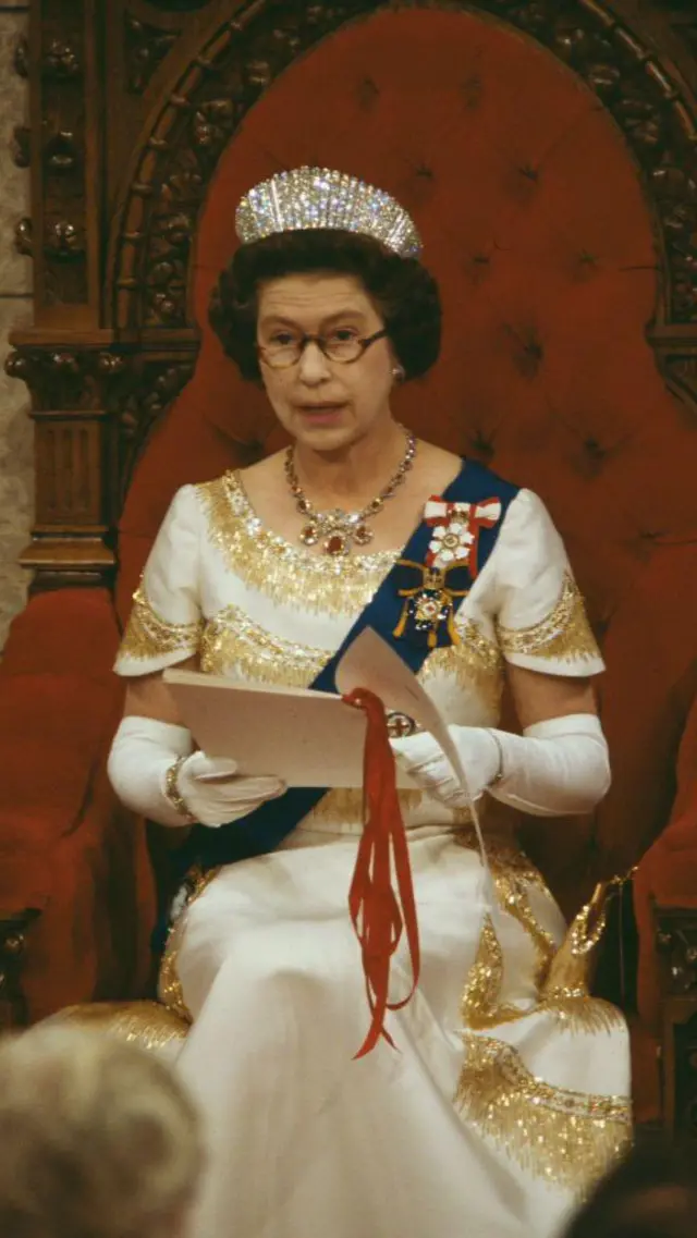 Isabel II durante el Discurso del Trono en 1977.