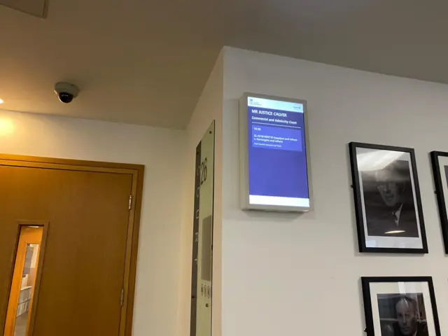 บรรยากาศหน้าห้องพิจารณาคดี