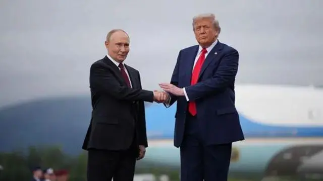 Дональд Трамп зустрівся з Володимиром Путіним на американській військовій базі в Анкориджі.