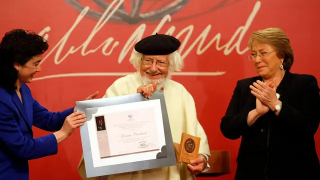 Cardenal recibe el Permio Pablo Neruda de Literatura Iberoamericana en 2009, flaqueado por la presidenta Michelle Bachelet y la ministra de Cultura, Paulina Urrutia.