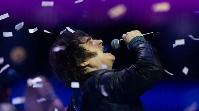 Javier Milei canta durante apresentação em Buenos Aires.