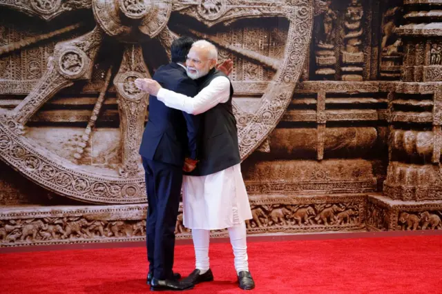 ऋषि सुनक वर्ष 2022 में 42 वर्ष की उम्र में ब्रिटेन के पहले एशियाई मूल के और हिन्दू प्रधानमंत्री बने थे. भारतीय प्रधानमंत्री नरेंद्र मोदी के साथ उनकी ये तस्वीर पिछले साल नई दिल्ली में जी-20 सम्मेलन के दौरान की है.