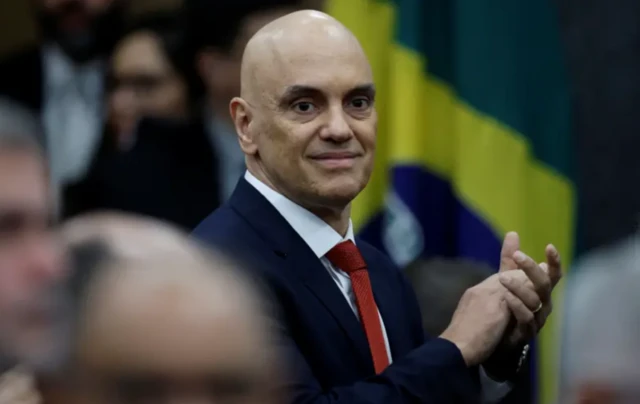 Alexandre de Moraes usando terno escuro e gravata vermelha