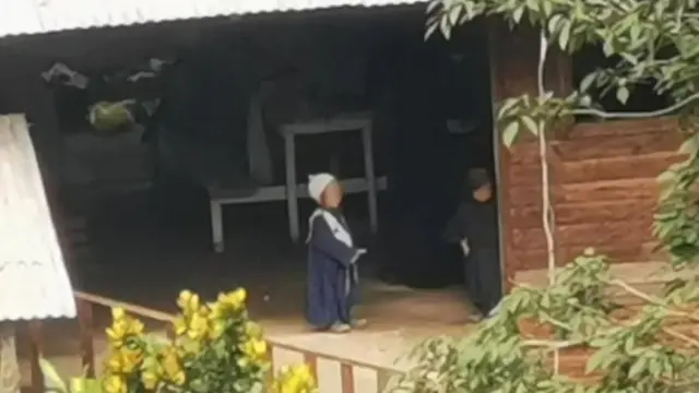 صورة لأطفال صغار تم احتجازهم من جانب أعضاء الطائفة