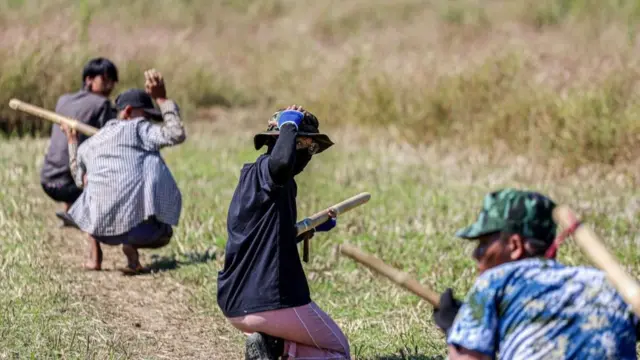 စစ်သင်တန်းတက်နေတဲ့လူငယ်တချို့