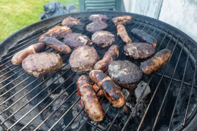 Grillade de saucisses et de viande 