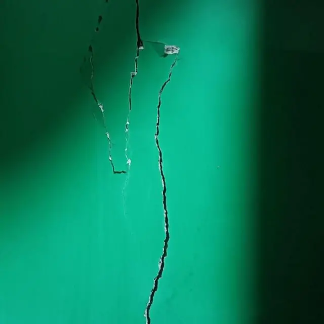 भूकंपाच्या धक्क्यानं भींतीला गेलेले तडे