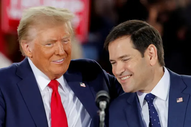 Donald Trump y Marco Rubio ríen juntos