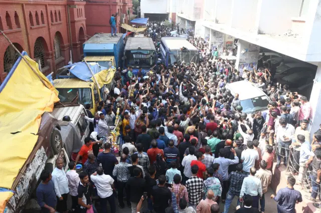 মঙ্গলবার দুপুরে চিন্ময় কৃষ্ণ দাসকে আদালতে হাজির করার পর সেখানে জড়ো হয়ে প্রতিবাদ করতে থাকেন তার অনুসারীরা
