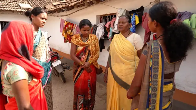 'आम्ही आमच्या आरोग्यासाठी' या संस्थेशी कुमारीबाई जोडल्या गेल्या 1995 च्या आसपास.