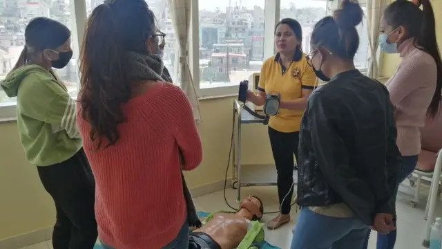 नर्सहरूलाई सघन उपचारको तालिम दिदैँ।