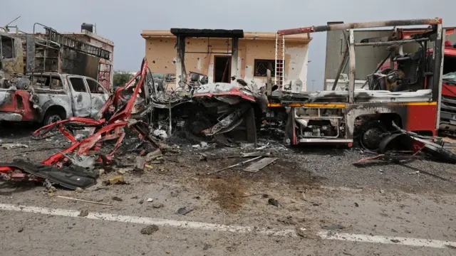 разрушенные автомоибли в Триполи