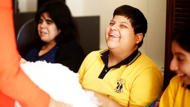 Niños tocando una nebulosa