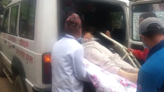 डा केसीलाई एम्बुलेन्समा राखिँदै