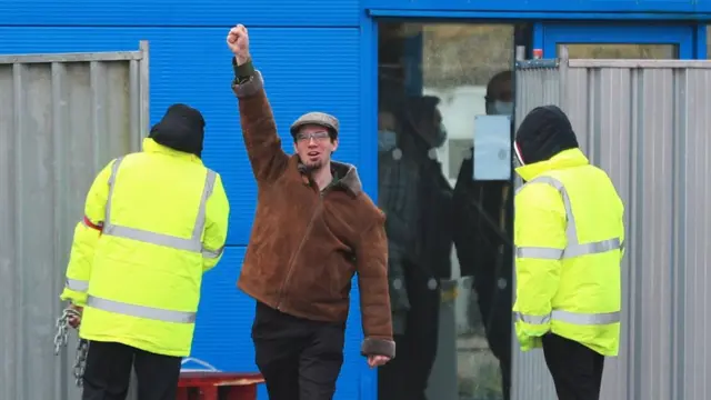 از کسانی که دو هفته در قرنطینه بوده‌اند تشکر شده است