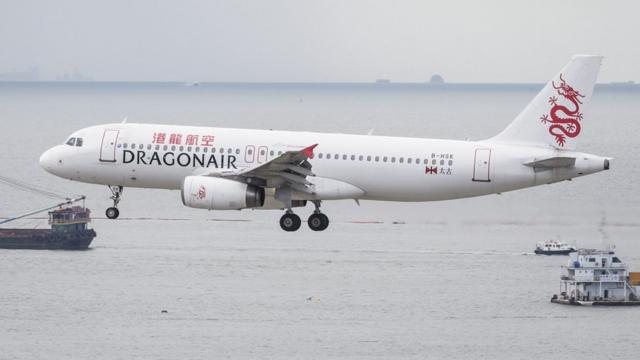 一架国泰港龙空客A330客机降落香港国际机场（1/8/2018）