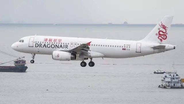 一架國泰港龍空客A330客機降落香港國際機場(1/8/2018)
